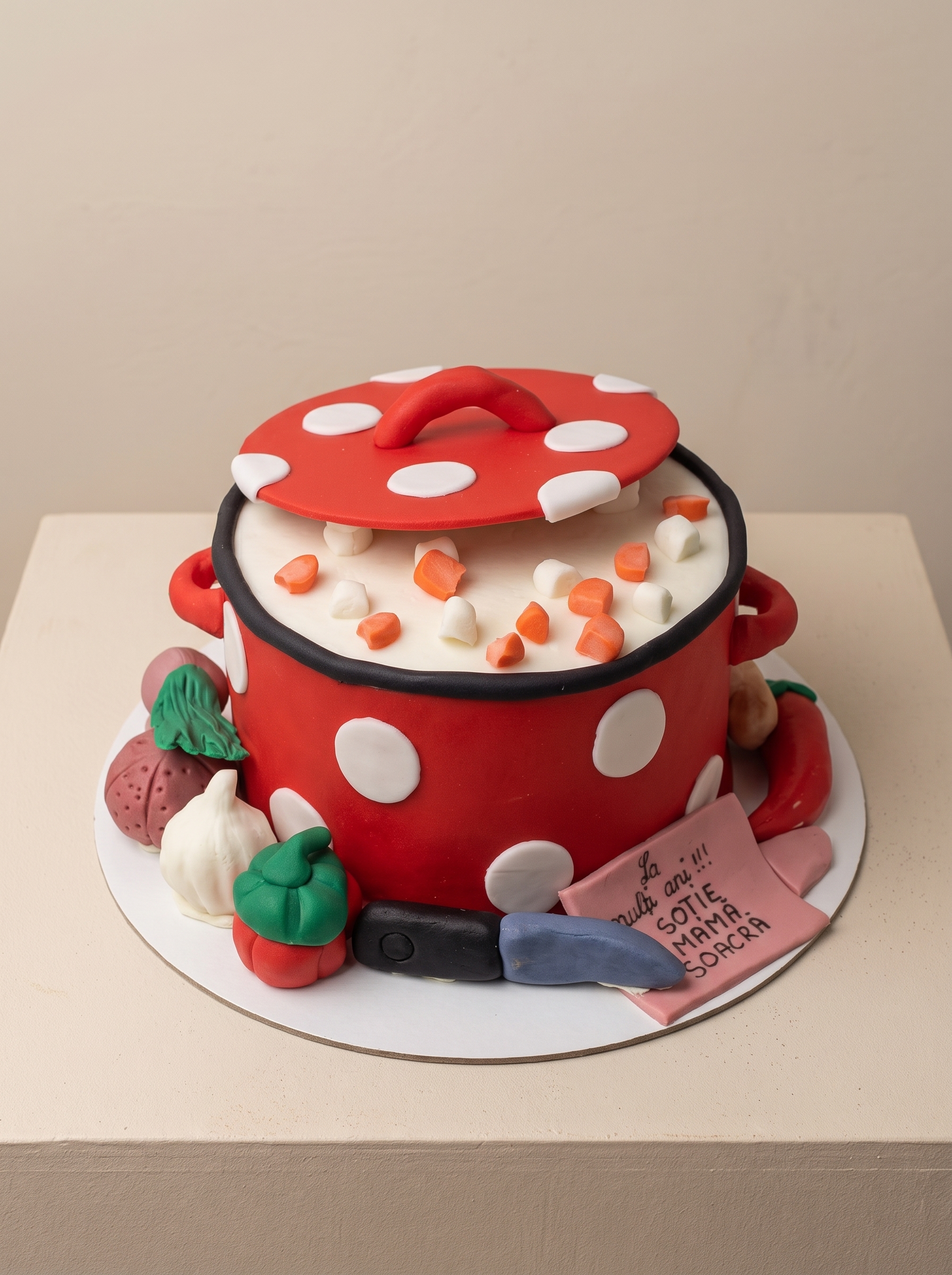 Tort cu decor roz