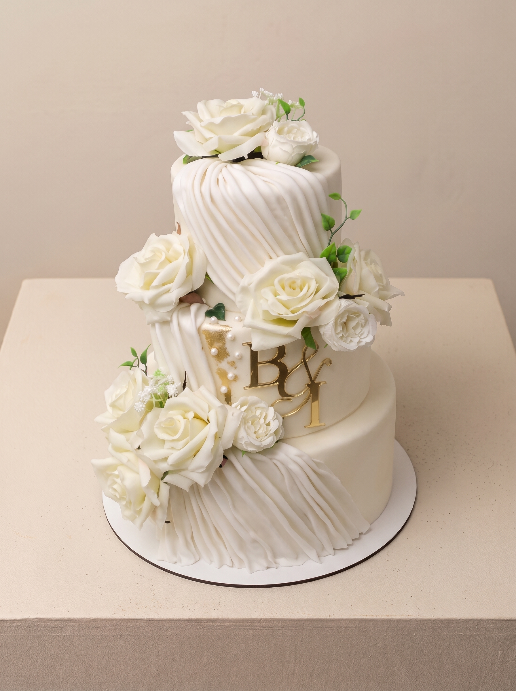 Tort de nuntă cu decor delicat
